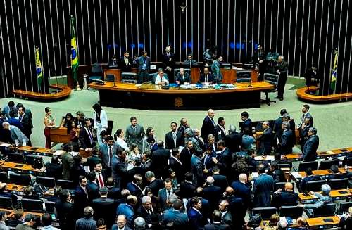 Câmara aprova MP que desobriga emplacamento de máquinas agrícolas
