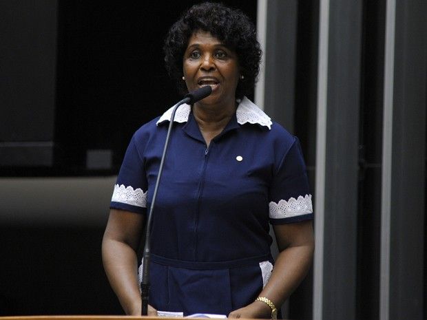 Deputada se veste de doméstica na Câmara em homenagem à categoria