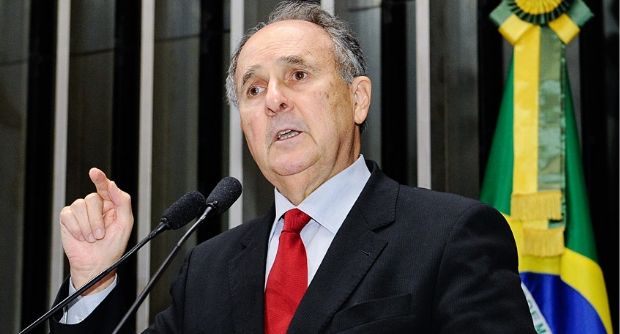 Desvios na Petrobras e resultado do Ideb são 'escândalos', diz Cristovam