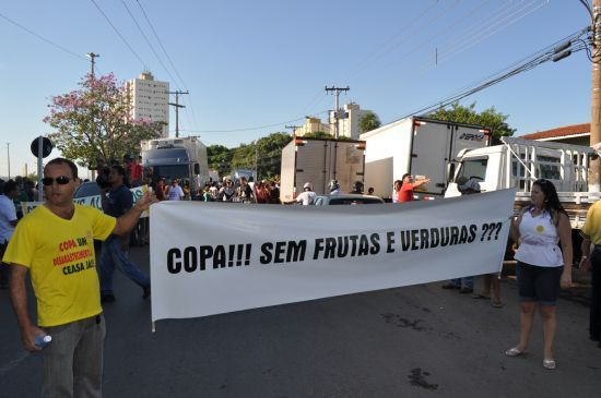 30 toneladas de frutas são entregues em manifestação de feirantes em Cuiabá
