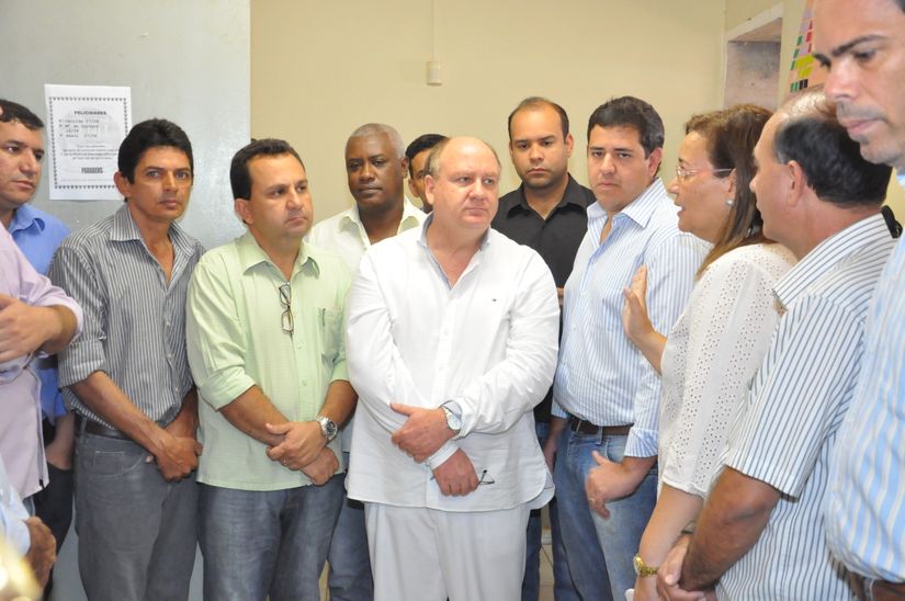 Vereadores visitam Policlínica da Vila Operária e constatam precariedade da estrutura do local