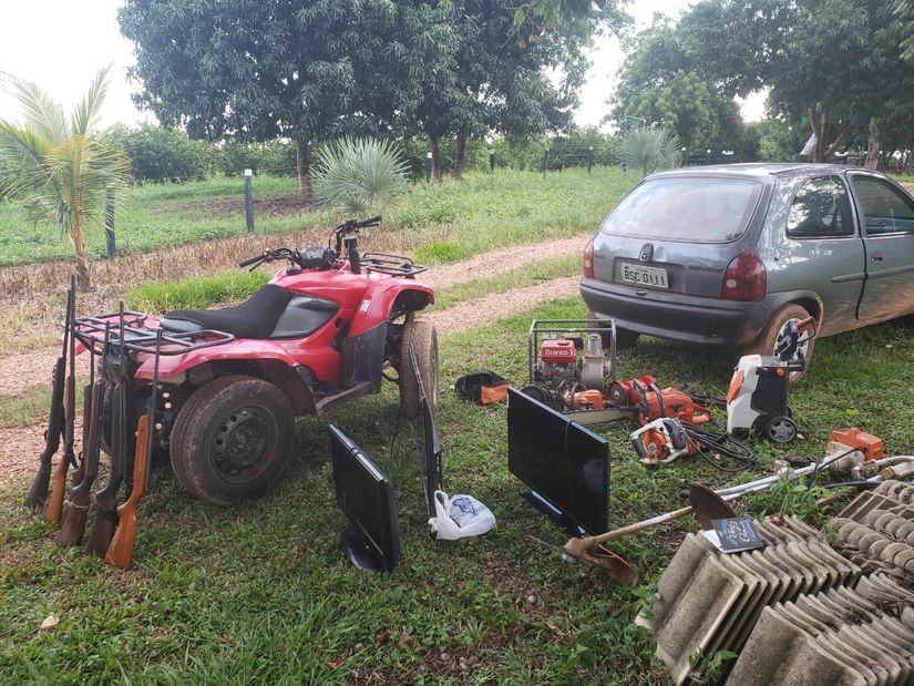 Equipamentos recuperados pela Polícia Militar após roubo em chácaras.    Imagem: Divulgação / PM
