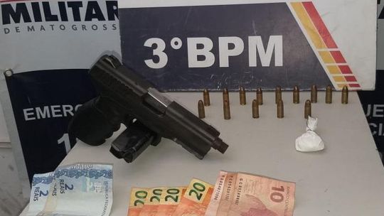 Arma e munições que foram apreendidos. (Foto: divulgação PM/MT)