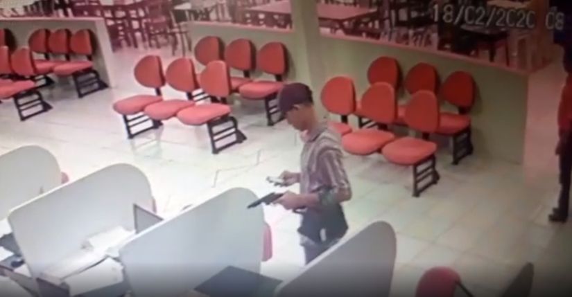 Assaltante que foi preso pela PM no momento do roubo, em Cuiabá. Imagem: Reprodução