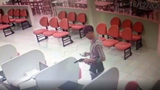 Assaltante que foi preso pela PM no momento do roubo, em Cuiabá. Imagem: Reprodução