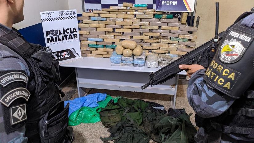 A droga estava dentro de veículo que também foi apreendido. (Foto: divulgação PM/MT)