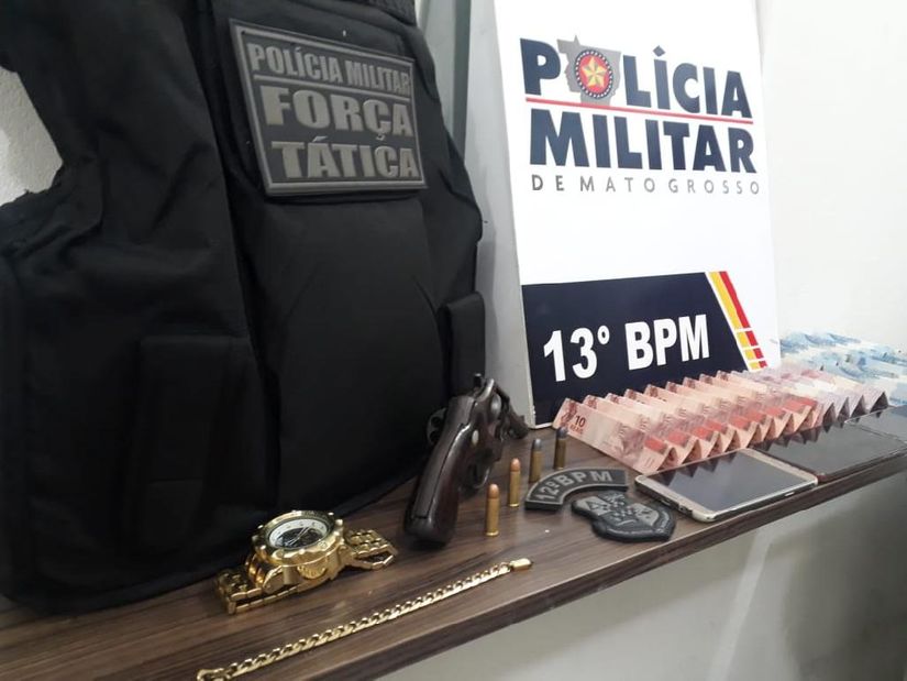 Uma quantia de R$ 160 reais em dinheiro e, um revólver calibre 38 municiado foram apreendidos na ação. (Foto: divulgação PM/MT)