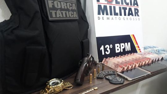 Uma quantia de R$ 160 reais em dinheiro e, um revólver calibre 38 municiado foram apreendidos na ação. (Foto: divulgação PM/MT)
