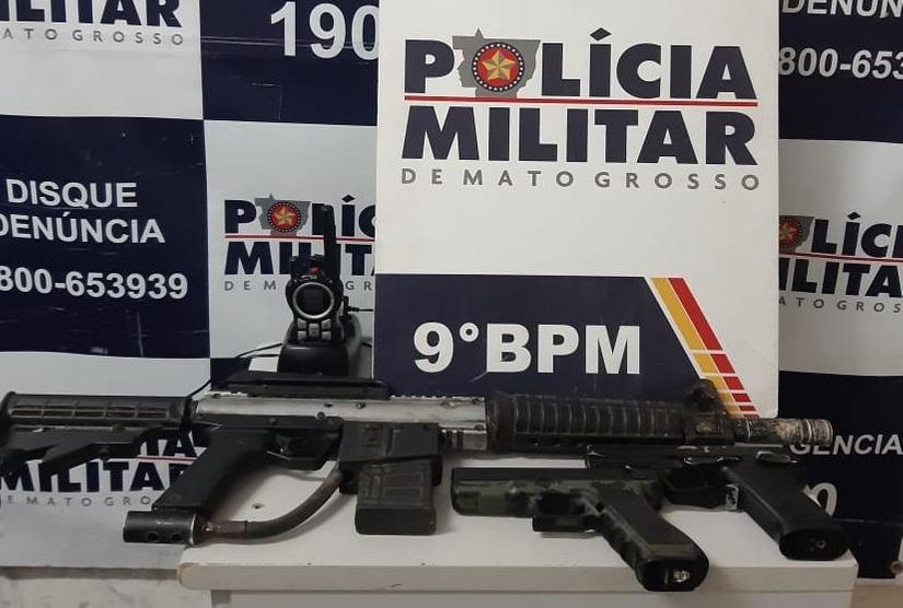 Replica de fuzil estava dentro de um veículo abandonado de onde os suspeitos conversavam (Foto: divulgação PM/MT)