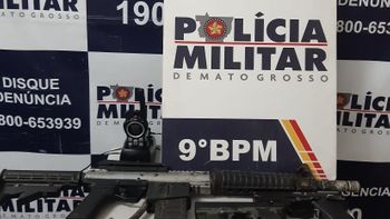 Replica de fuzil estava dentro de um veículo abandonado de onde os suspeitos conversavam (Foto: divulgação PM/MT)