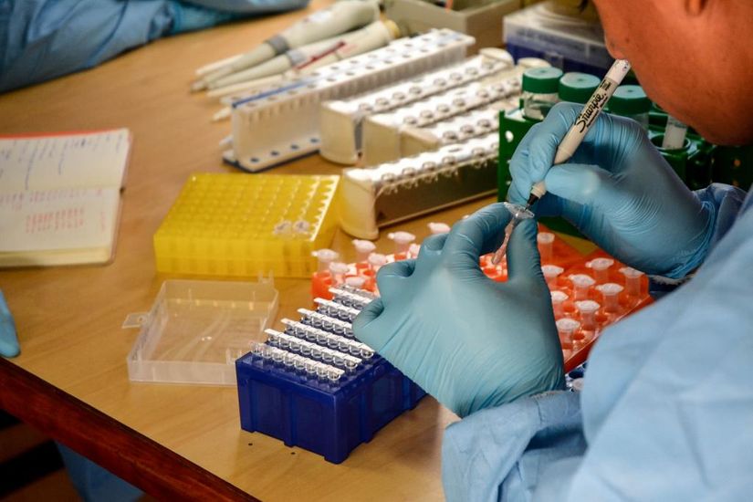 Laboratório Central do Estado realiza os exames para comprovação de coronavírus. (Foto: Tchélo Figueiredo - Secom/MT)