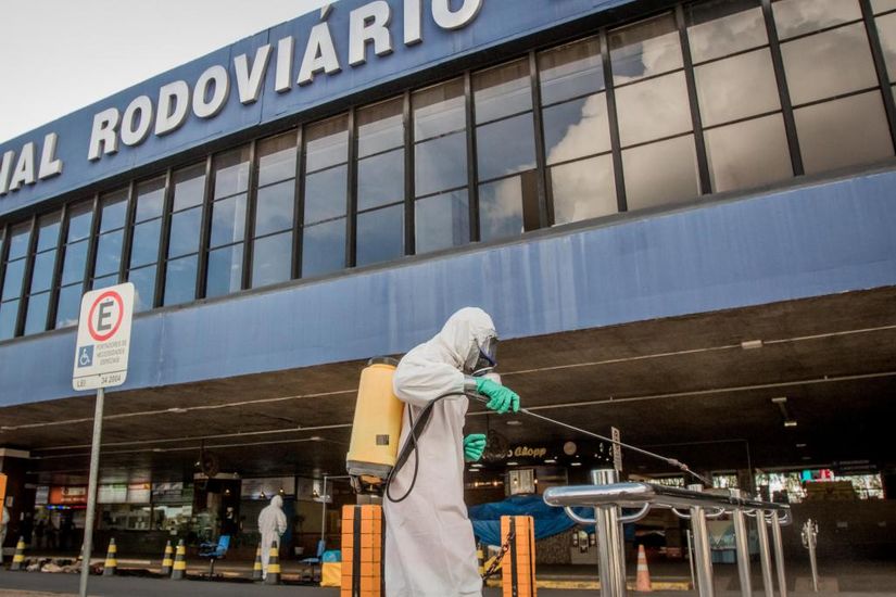 Bombeiros fazem desinfecção em locais de grande circulação em Cuiabá. (Foto: Christiano Antonucci)