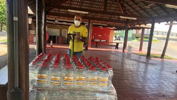 O álcool 70% está sendo envasado e distribuído para todo o estado de Mato Grosso. (Foto: divulgação Sedec/MT)