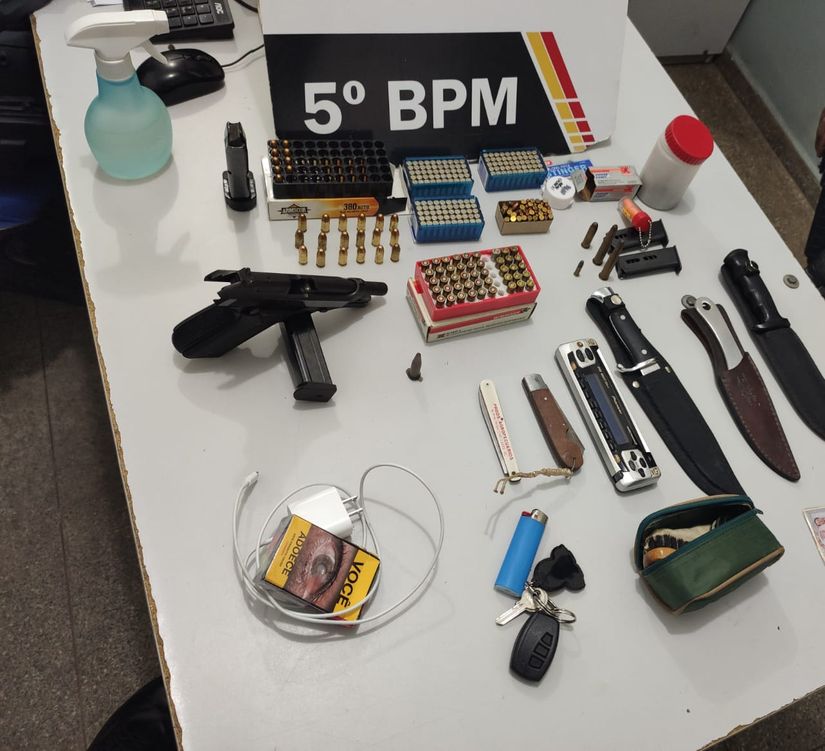 Materiais apreendidos pela PM que estavam com o suspeito e no apartamento dele. (Foto: divulgação PM/MT)