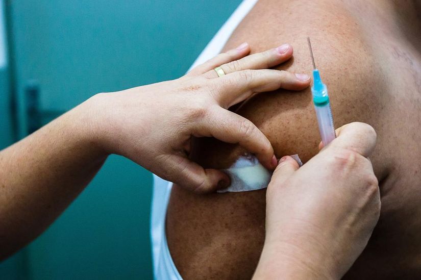 A previsão do Ministério da Saúde é repassar ao Estado um total de 14 remessas, ou seja, lotes da vacina por etapas - Foto por: $fld.get("im