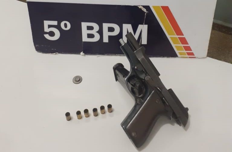 Arma apreendida no telhado da casa do suspeito.(Foto:divulgação PM/MT)