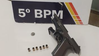 Arma apreendida no telhado da casa do suspeito.(Foto:divulgação PM/MT)