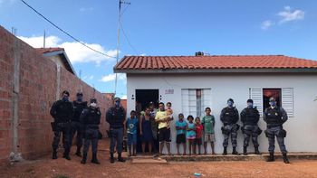 Entrega de cestas básicas pela PM a famílias carentes de Rondonópolis. Campanha Vem ser mais solidário. (Foto:divulgação PM/MT)