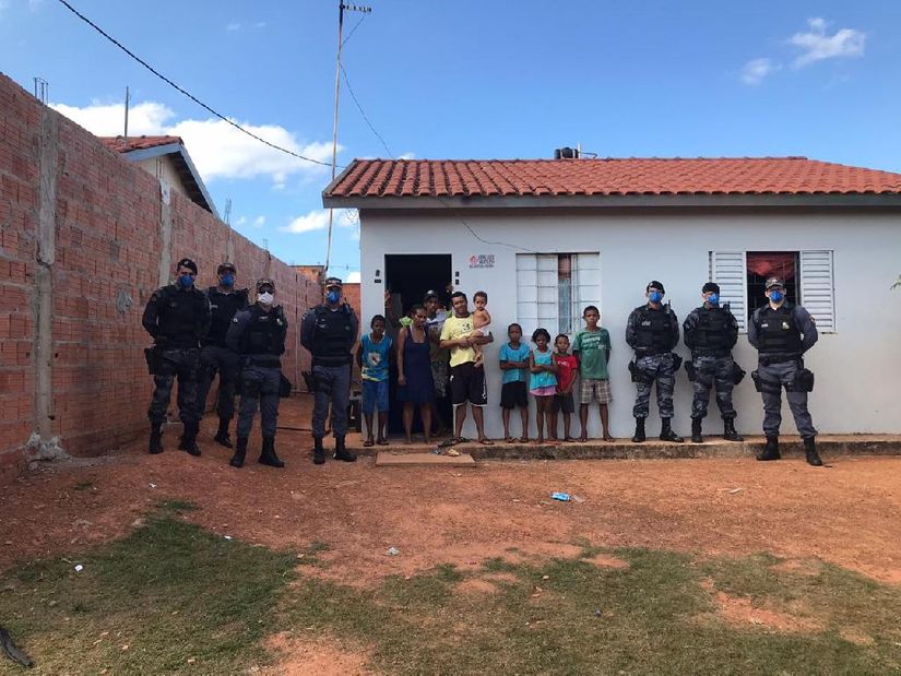 Entrega de cestas básicas pela PM a famílias carentes de Rondonópolis. Campanha Vem ser mais solidário. (Foto:divulgação PM/MT)