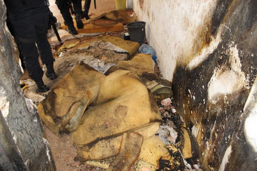 Colchões queimados pelos presos do raio 3 da Mata Grande. (Foto: assessoria)