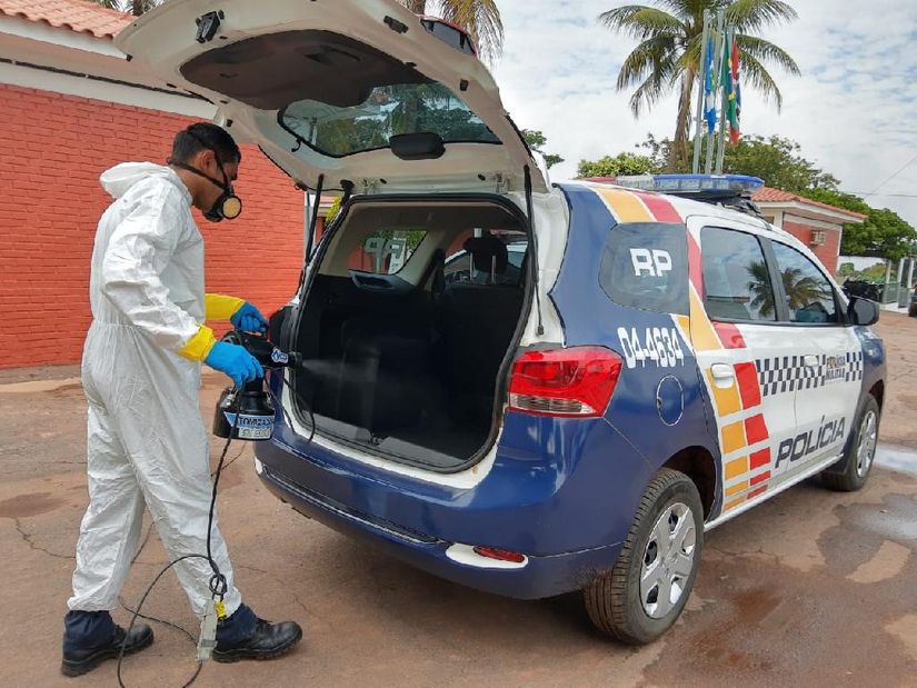 O procedimento é rápido e exige que o profissional utilize roupas adequadas e equipamentos de proteção. (Foto: divulgação PM/MT)