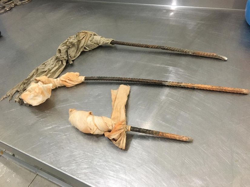 Presos teriam utilizado chuços na tentativa de perfurar a parede da cela 3. (Foto: divulgação CDP Diamantino)