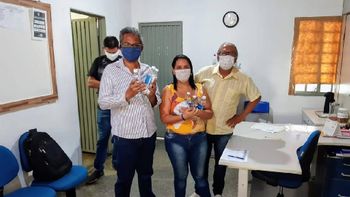 A diretora Shirley da EE Gonçalo Botelho recebe o kit com álcool e máscaras. (Foto: divulgação)