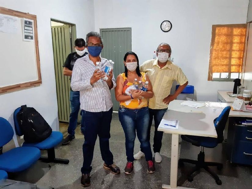 A diretora Shirley da EE Gonçalo Botelho recebe o kit com álcool e máscaras. (Foto: divulgação)