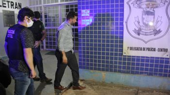 Suspeito chegando na 1ª Delegacia de Polícia. (Foto: GazetaMT)