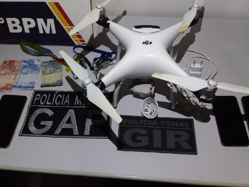Drone com celulares é apreendido na PCE e suspeito é preso. (Foto: Sistema Penitenciário)