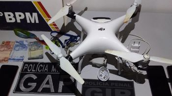 Drone com celulares é apreendido na PCE e suspeito é preso. (Foto: Sistema Penitenciário)