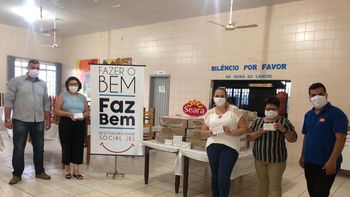 Doação de frangos e sabonetes em Tangará da Serra. (Foto: assessoria)