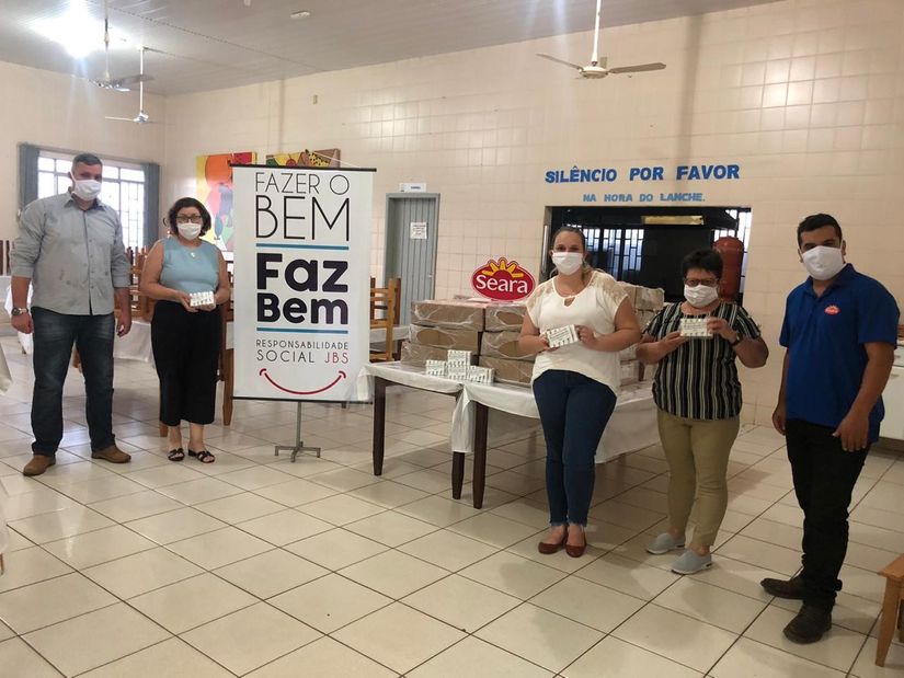 Doação de frangos e sabonetes em Tangará da Serra. (Foto: assessoria)