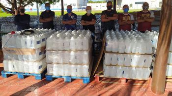 Policiais trabalham envasando álcool para atender todos os órgãos públicos estaduais. (Foto: divulgação PM/MT)