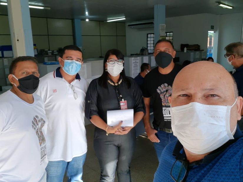 Representantes do Sindicato dos Bancários de Rondonópolis e Vigilância Epidemiológica da SMS estiveram hoje pela manhã na agência bancária