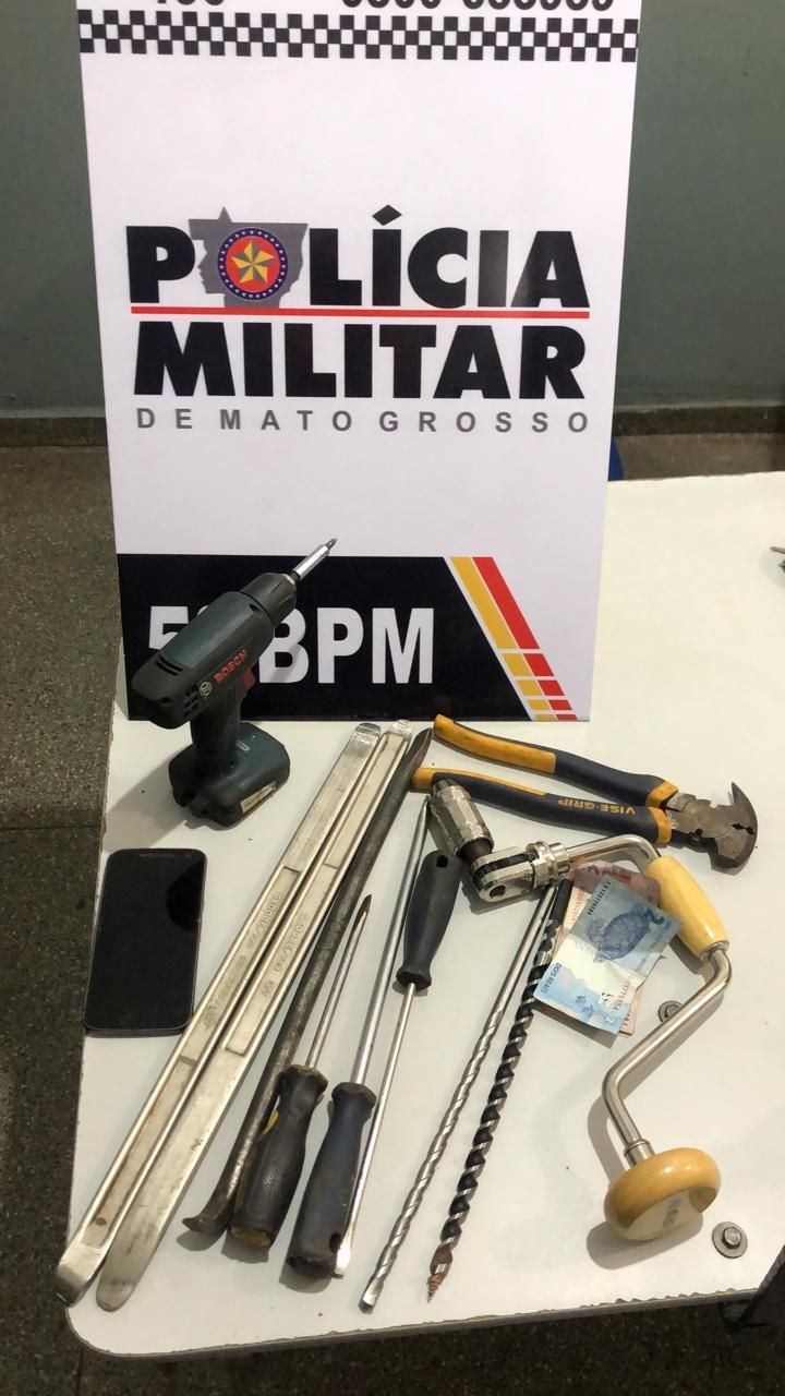 Ferramentas apreendidas com os suspeitos. (Foto: divulgação PM/MT)