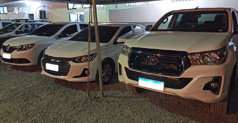 Os três veículos estavam com queixa de roubo e foram recuperados. (Foto: divulgação PMMT)