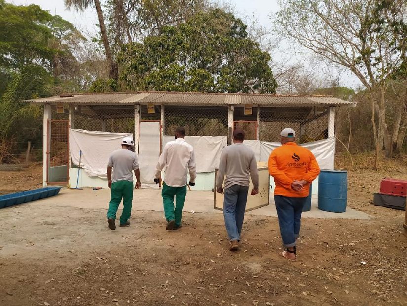 Reeducandos que construíram recintos para animais silvestres. (Foto: Nara Assis / Sesp-MT)