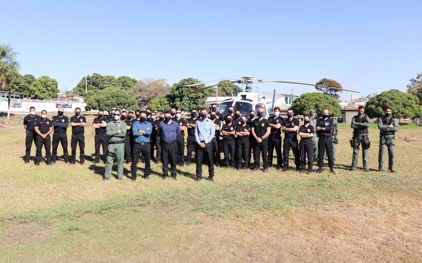 Deputado com os 30 delegados nomeados, este ano, na Academia de Polícia. (Foto: assessoria)