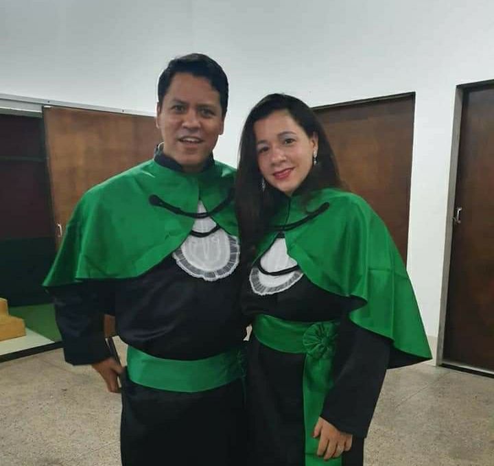 Os professores César Rodrigues Balduíno Neto e Maila Murad Balduíno, no dia da formatura do curso de Medicina da UFR. (Foto: Divulgação UFR)