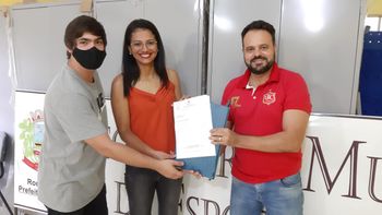 Deputado recebe ofício de solicitação de veículo para atender os projetos da Secretaria de Esportes. (Foto: assessoria)