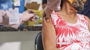 Elidia Takiro Peruare, de 64 anos, foi a primeira indígena vacinada contra a Covid-19 em Mato Grosso (Foto: Christiano Antonucci | Secom/MT)