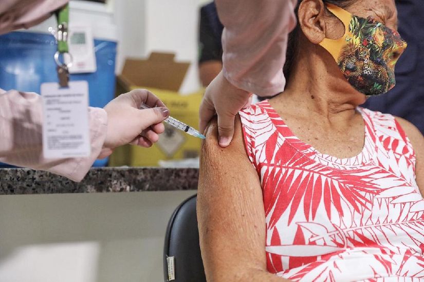 Elidia Takiro Peruare, de 64 anos, foi a primeira indígena vacinada contra a Covid-19 em Mato Grosso (Foto: Christiano Antonucci | Secom/MT)