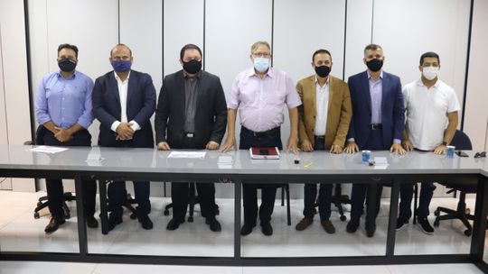 Deputados e vereadores de Rondonópolis com o secretário Gilberto. (Foto: assessoria)