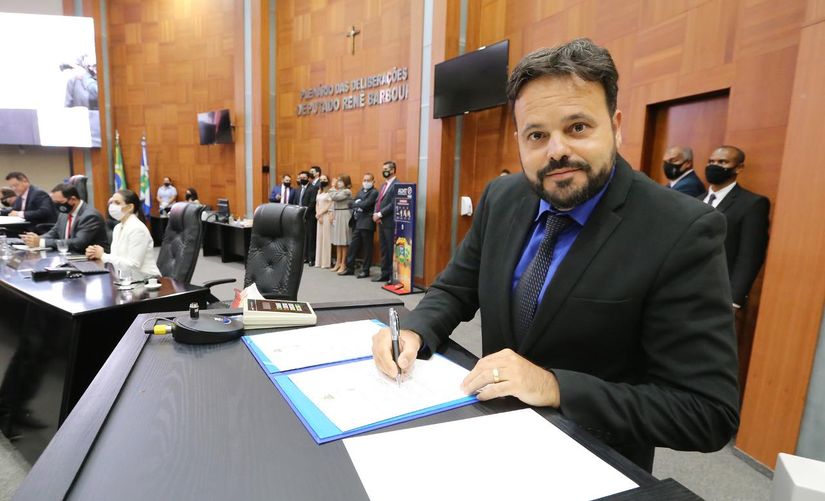 Delegado Claudinei tomou posse no cargo de 3º Secretário da Mesa diretora da ALMT para o biênio 2021/2023. (Foto: JLSiqueira_ALMT)