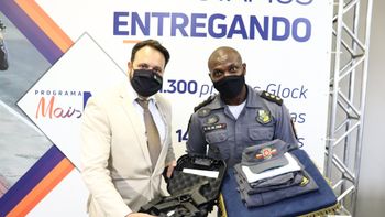 Deputado Delegado Claudinei na entrega de fardamentos e armamentos para PM. (Foto: assessoria)