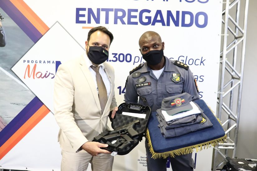 Deputado Delegado Claudinei na entrega de fardamentos e armamentos para PM. (Foto: assessoria)