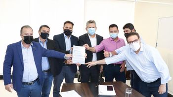 Deputados estaduais na entrega de relatório da Comissão da AL ao governador de MT. (Foto: assessoria)