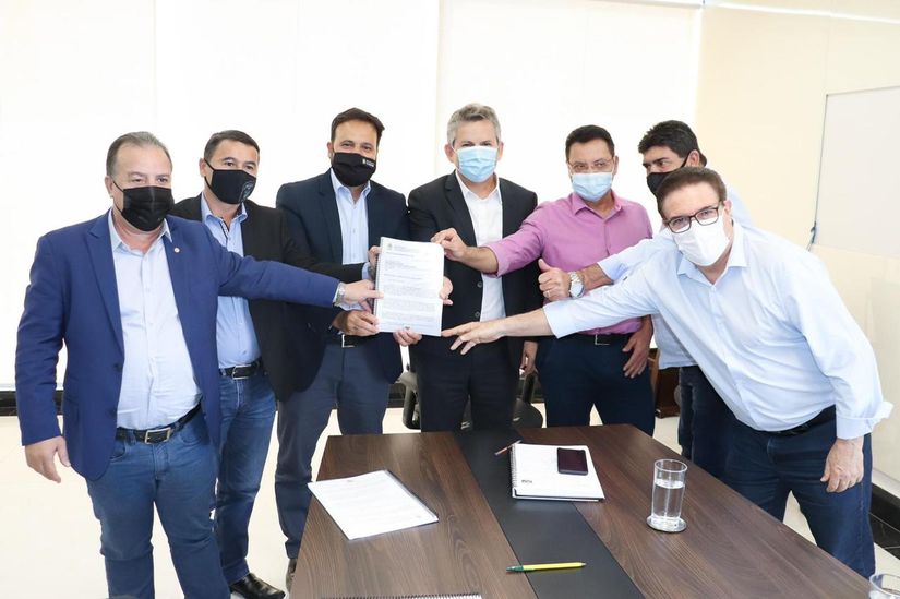 Deputados estaduais na entrega de relatório da Comissão da AL ao governador de MT. (Foto: assessoria)