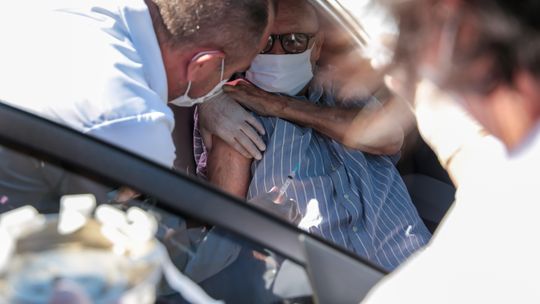 Idoso sendo vacinado em sistema drive thru contra o coronavírus em Rondonópolis. (Foto: Wheverton Barros/Gcom)